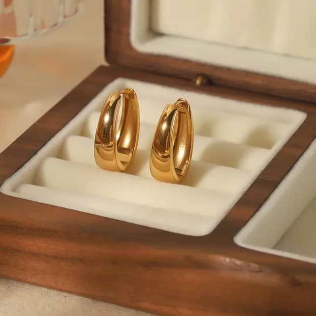 JUNO - Argollas de Acero Inoxidable Bañado en Oro 18K