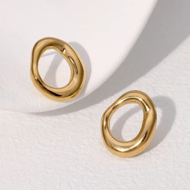 ADA - Aretes en forma Geométrica de Acero Inoxidable Bañado en Oro 18K
